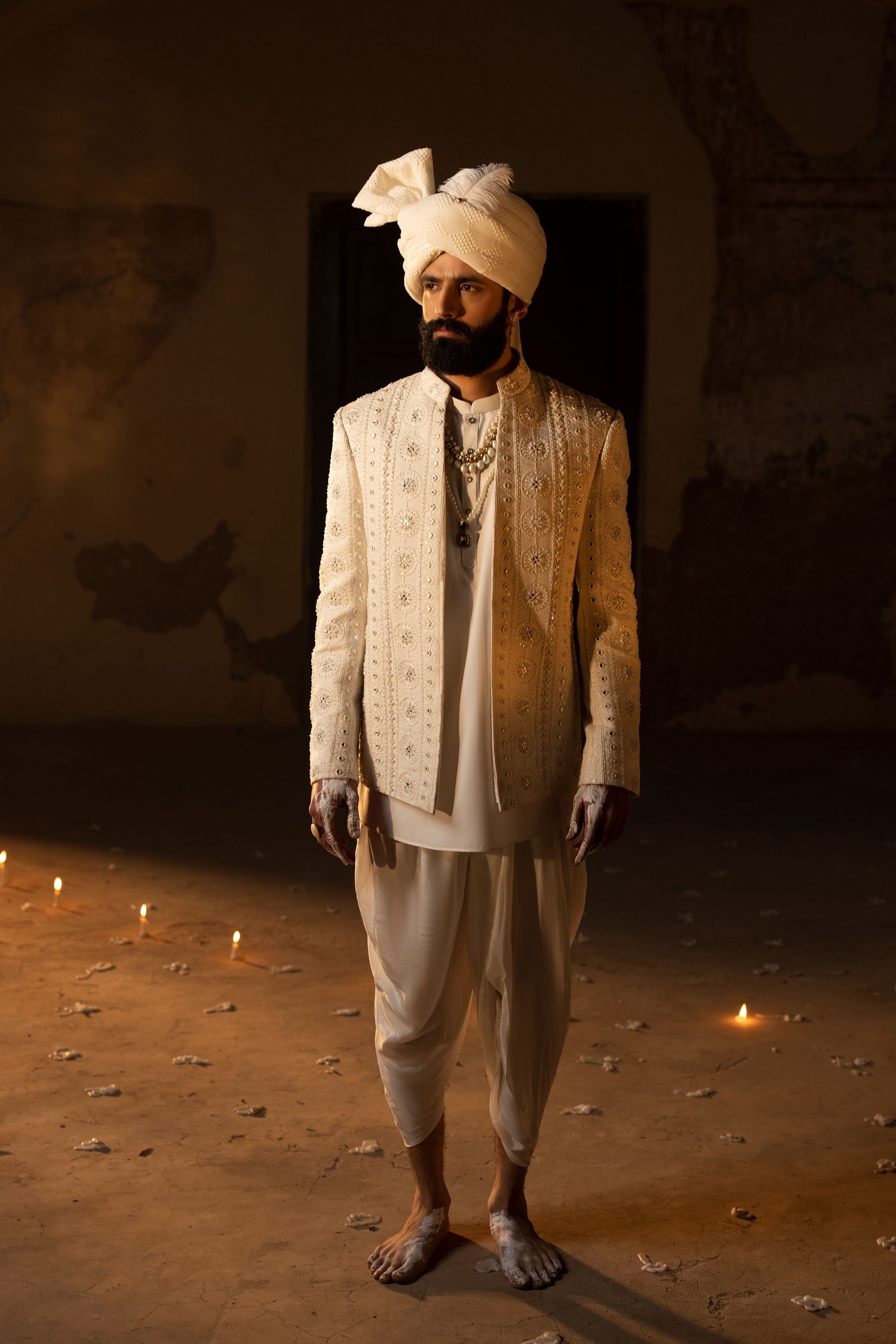 White Round & stripe