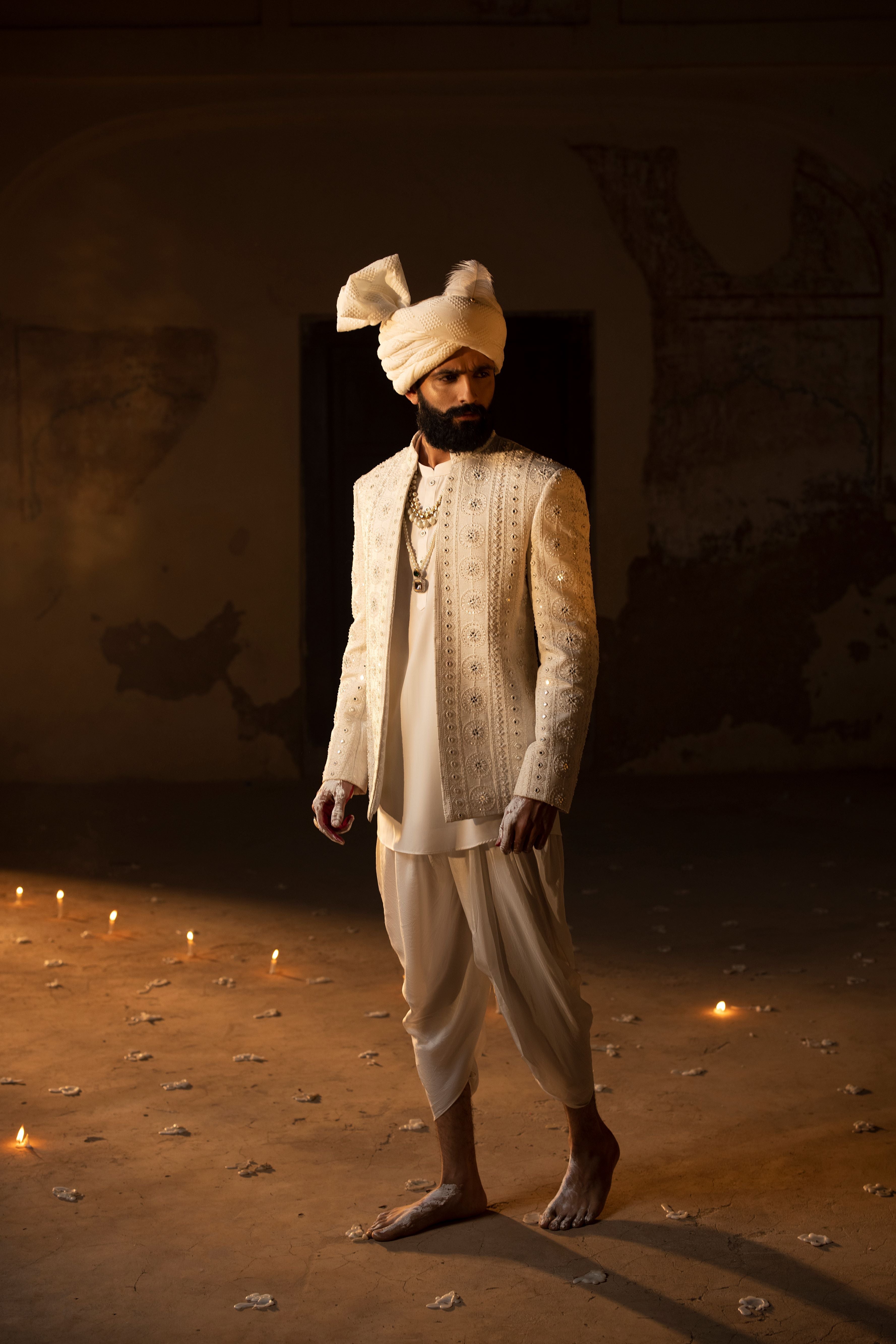 White Round & stripe