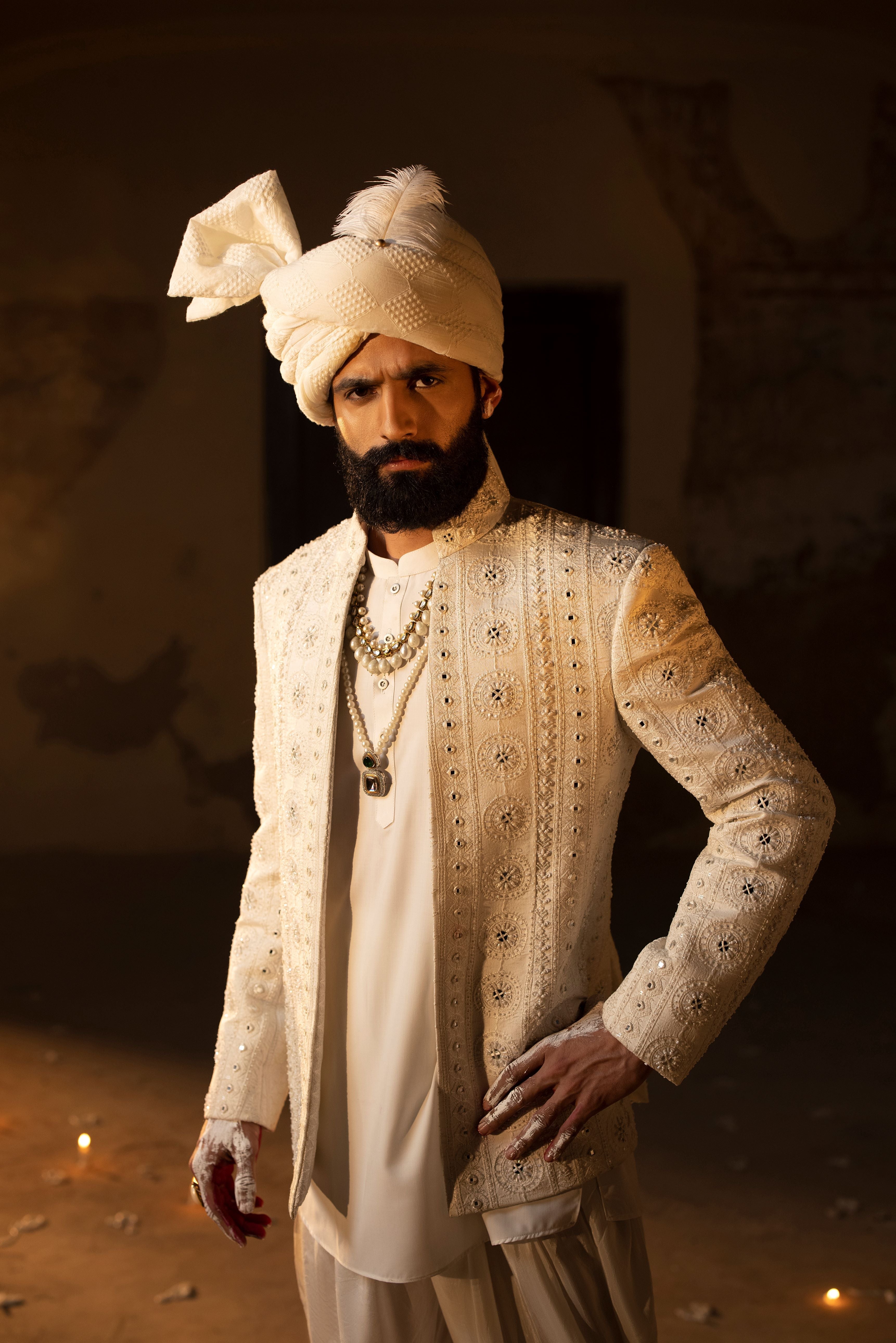 White Round & stripe