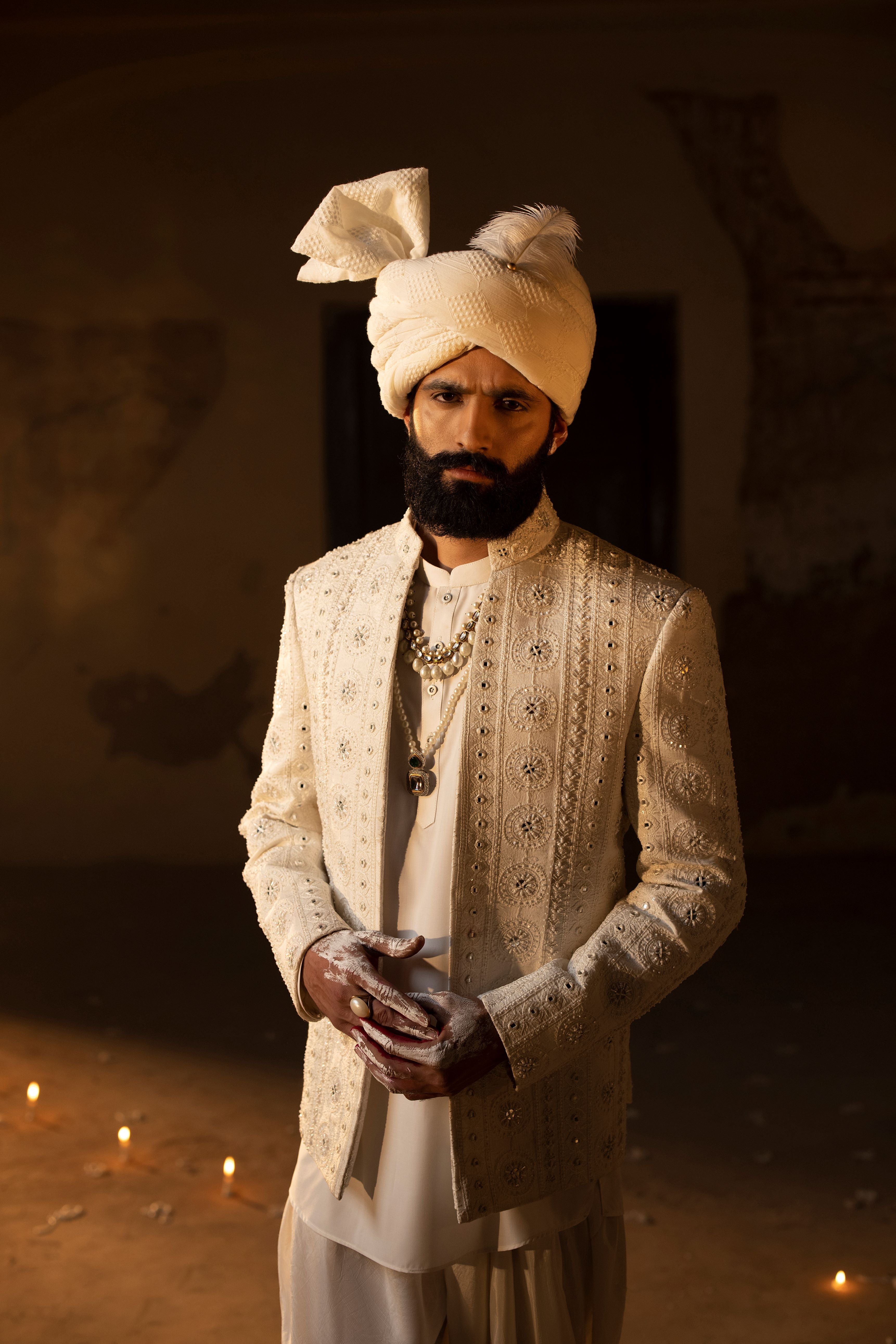 White Round & stripe