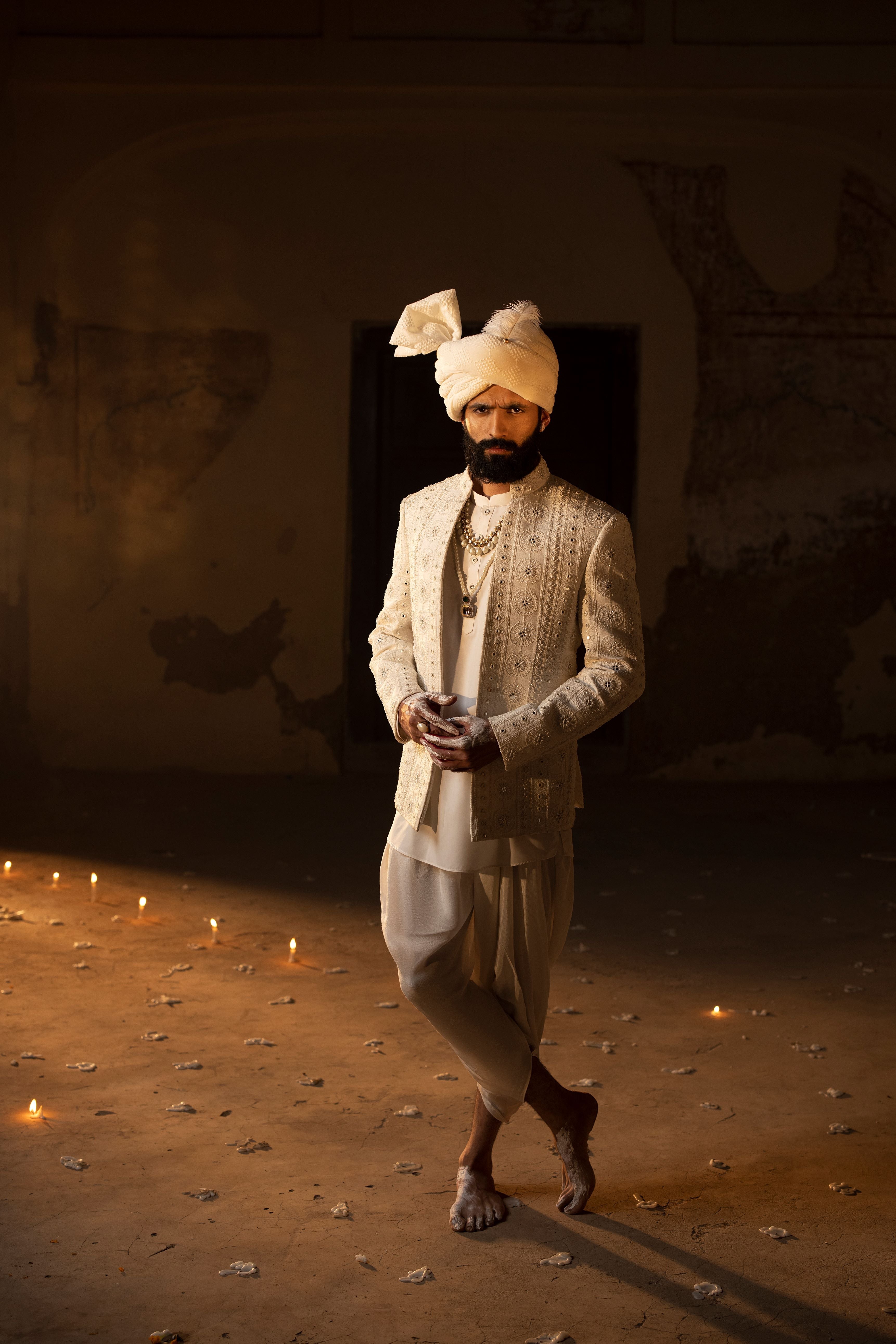 White Round & stripe