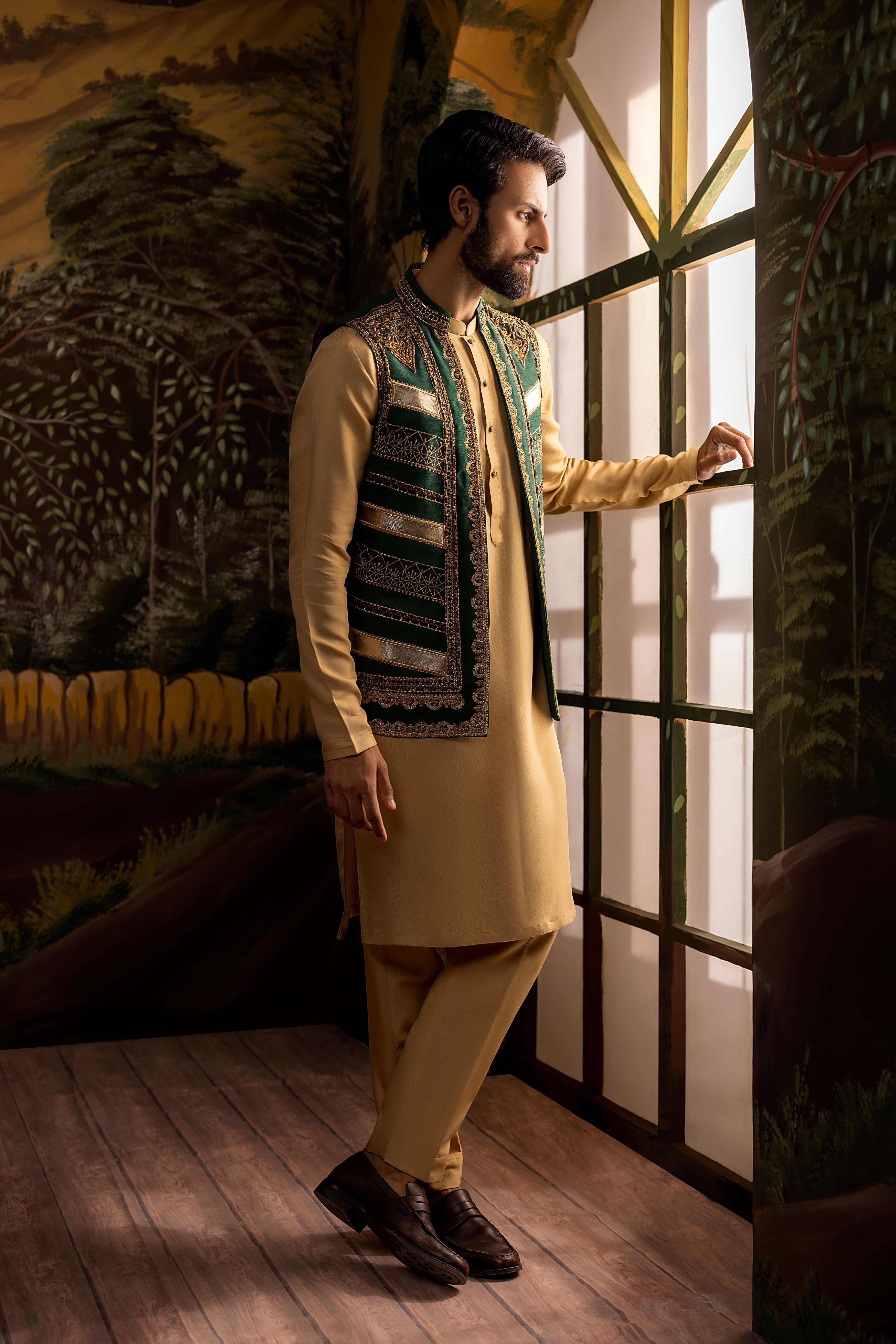 Green Diagonal Line Design With Shoulder Heavy Motif